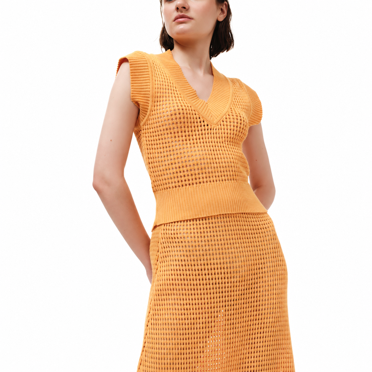 Sleeveless Knitted Top – Connection