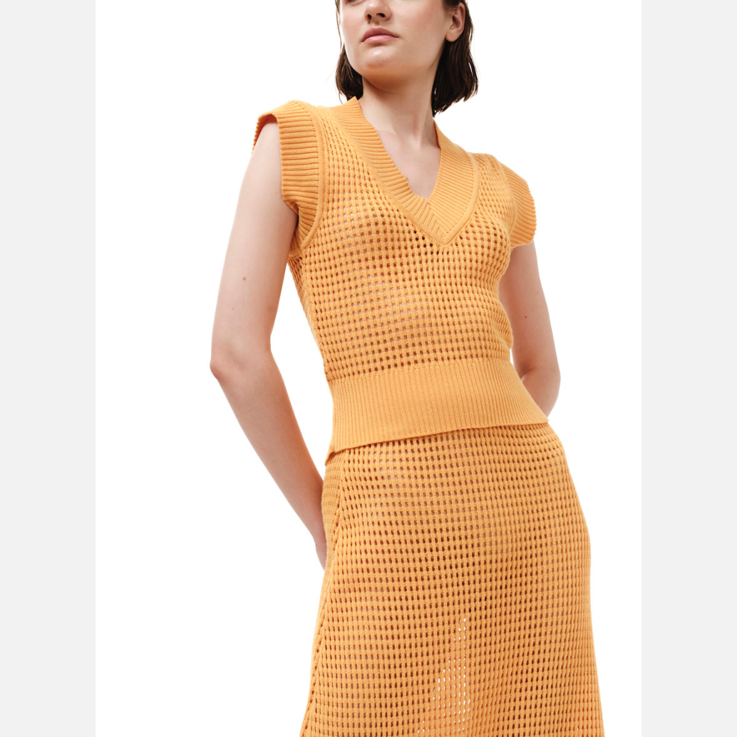Sleeveless Knitted Top – Connection